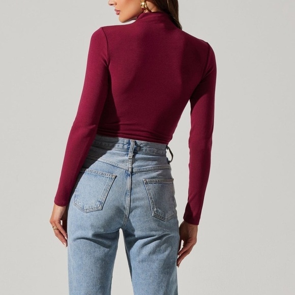 ASTR Asymmetrical Pleated Cutout Mock Neck Top Crop Berry Cabernet Sz M - Picture 3 of 11